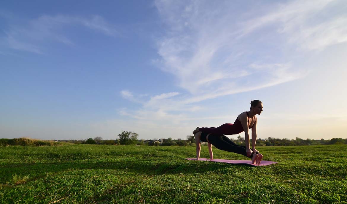 İki Kişilik Yoga Hareketleri MedikoMag